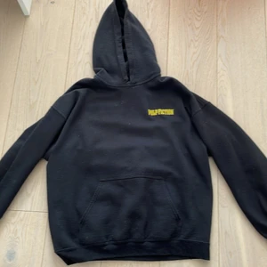 Pulp fiction Hoodie - En skön Pulp fiction hoodie, köpt på Urban outfitters. Tröjan är för liten därav vill jag sälja den. Den är lite använd men inga tydliga defekter