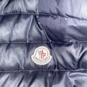 Hej säljer en moncler väst svart  - Västen är 2år gammal 