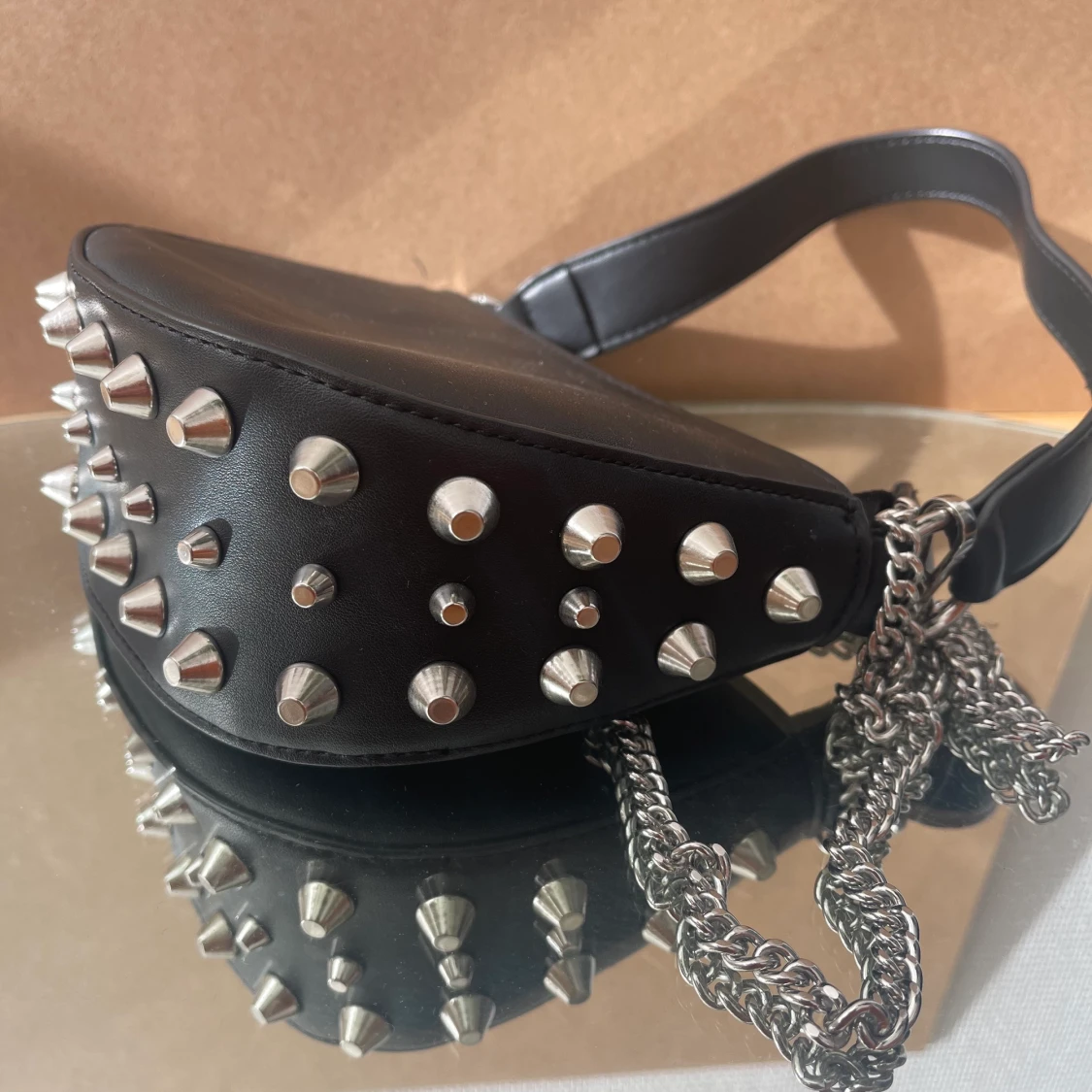 Cool väska med nitar och kjedja🖤 - 90