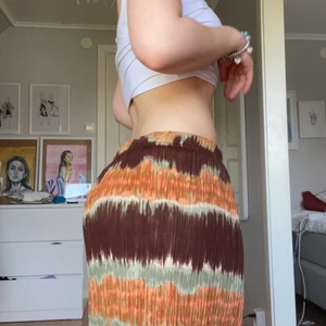 Långkjol/ indie / kjol  - Super fin kjol nu till sommaren, kommer tyvärr inte till användning hos mig så tycker att den borde hitta ett nytt hem! Den är vintage, köpt i en vintage butik för 500kr. Inga defekter, som ny 💛🧡❤️