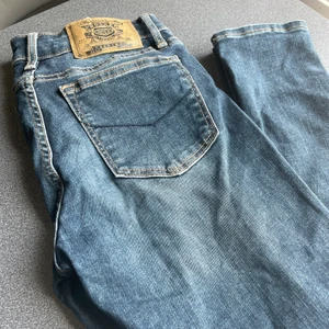 Jeans - Feta jeans från Crocker i storlek S, kan passa XS. Kontakta för fler bilder. Skriv privat om du är intresserad