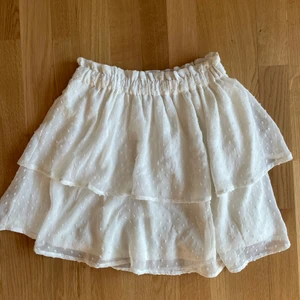 Vit somrigkjol🤍✨ - Jätte fin sommarkjol till salu! Köptes på H&M sent på sommaren 2021 kom aldrig till användning☺️ storken XS passar även S. Köparen står för frakten