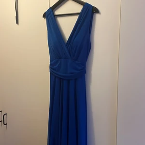 Balklänning  - Säljer en balklänning som jag har använt 1 gång på ett bröllop. Jätte fin men inte riktigt min stil och jag ska inte på någon fler sådan fin tillställning i år så därför säljer jag den. Jag är 167 å den slutar precis vid fötterna på mig. Köpt i Spanien för 90euro. Köpare står för frakt! 