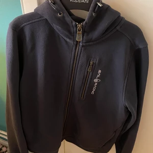 Sailracing hoodie - Mörkblå sailracing hoodie i bra skick, knappt använd 