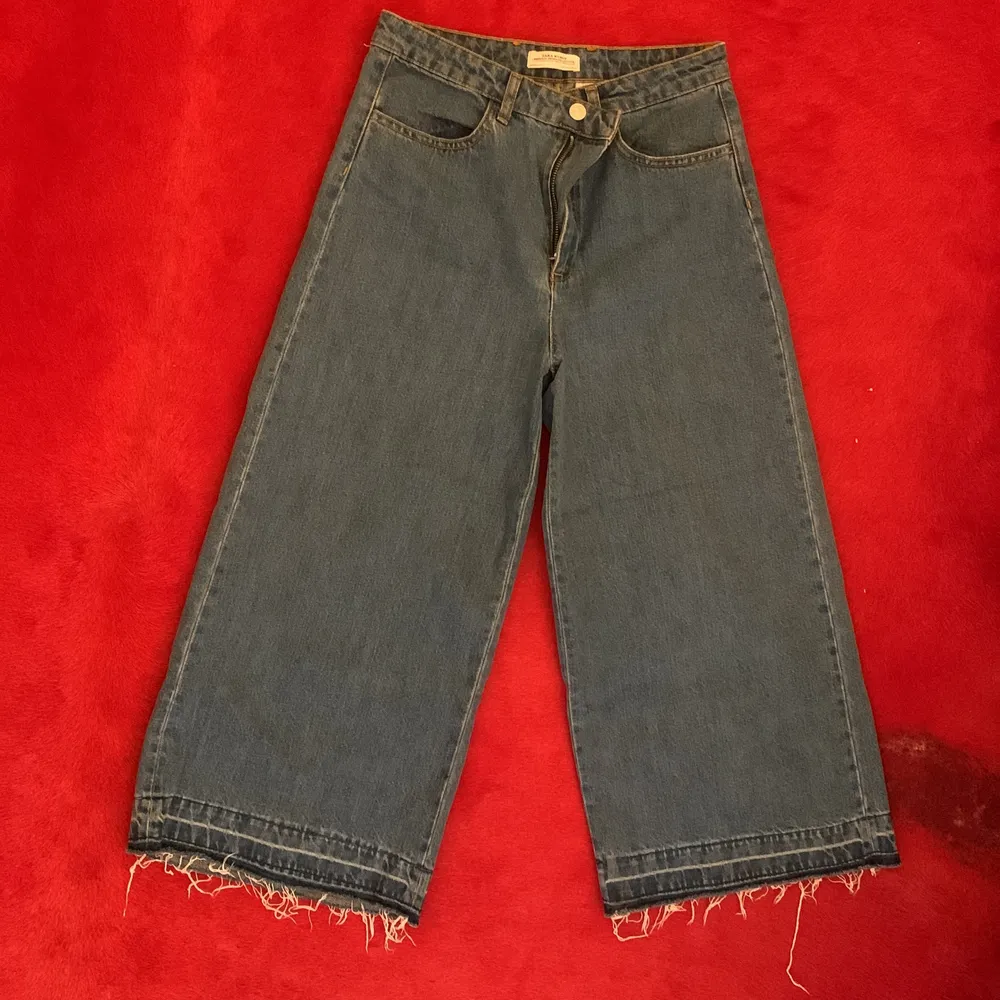 High waist zara jeans. It’s a large look style that goes until above the ankles. Beautiful with sandals in summer or boots in winter ! So much to style with that one. I love the ends which are nicely thought with a touch of white. STILL NEW . Jeans & Byxor.