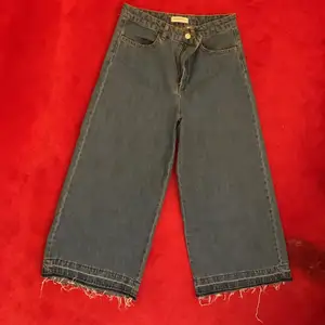 High waist zara jeans. It’s a large look style that goes until above the ankles. Beautiful with sandals in summer or boots in winter ! So much to style with that one. I love the ends which are nicely thought with a touch of white. STILL NEW 