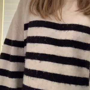 En jättefin randig tröja från HM i fint skick💘 Storlek M