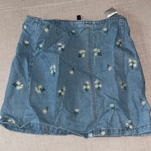 Jeanskjol - Blommig jeanskjol