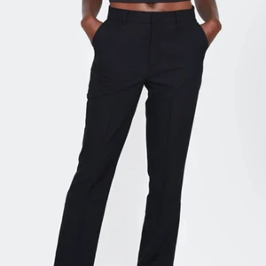 Kostymbyxor  - Kostymbyxor från bikbok, helt oanvända men glömde kvitto så kan ej lämna tillbaka💞💞 FÖRST TILL KVARN! Är 167 cm för referens🥰 Kan eventuellt sänka priset vid snabb affär💓