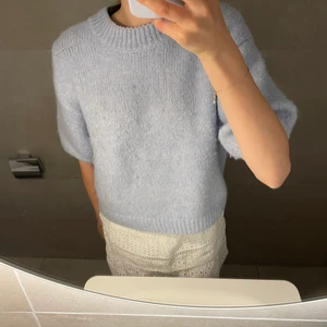 Zara tröja - Säljer denna fina zara tröja som är använd runt fem- sex gånger. Den är ljusblå och stickad. Orginal priset ligger på 359 men säljer för 159. Den är storlek L men som ni ser på bilden passar den mig som har storlek XS/S. Köparen står för frakt!!!