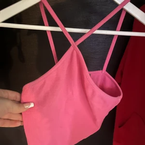 Söt topp - Jätte söt topp ifrån zara som köptes förra sommaren men säljer för den inte kommer till användning längre. Storlek M men passar även S. Jätte bra stick, skriv för mer frågor💗