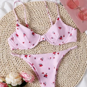 BLOMMIG SÖT BIKINI - Blommig och söt bikini i nyskick då jag beställt fel storlek, kan inte längre skicka tillbaka:( 100kr inklusive frakt 🍓💅🏻🥰