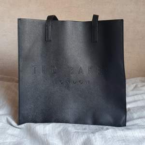 Väska i skinnmaterial (polyester) från märket Ted Baker (socoon) i fint skick. Väskan mäter 35cm på bredden och 60 cm på höjden inkl handtag. Nypris 600kr, jag säljer för 300 kr (+ frakt) ✨️