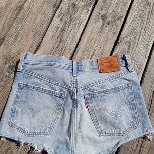 Levi's shorts 501 (s:25) - Säljer dessa Levi's shorts i modellen 501 i storlek 25 (xs) då dom tyvärr är försmå. (KAN TÄNKA MIG ATT BYTTA DOM MOT ETT PAR 27OR)💞