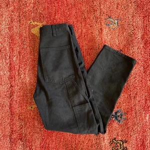 brandy melville cargobyxor - sparsamt använda! De hade en rem som gick från bakfickan till sidosömmen som jag klippte bort (kan ses i sista bilden)