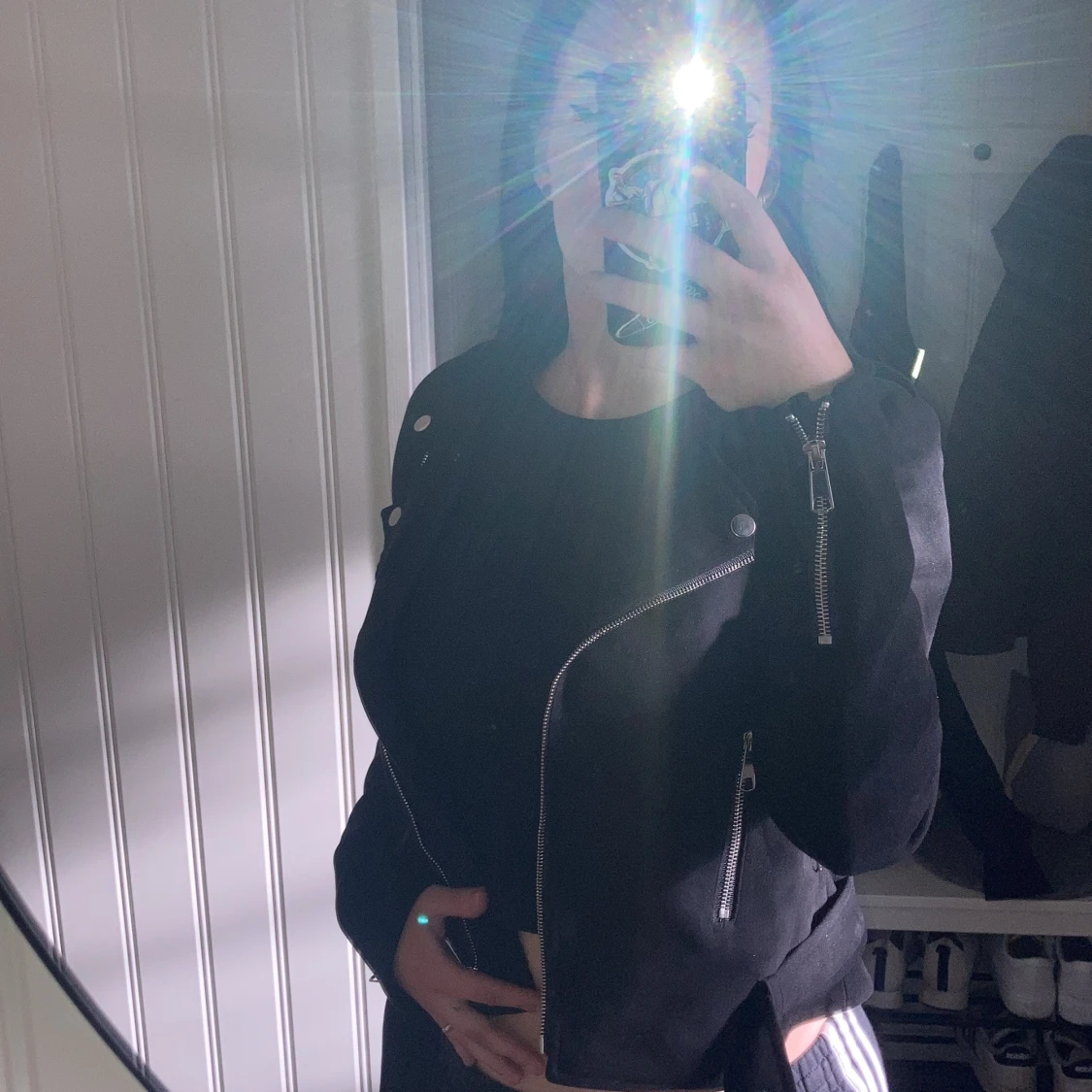 svart biker-jacka i mocka från nelly  - 91