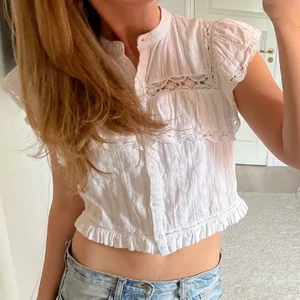 Zara blus - Säljer min supersnygg sommar blus från zara💗 Passar perfekt nu till skolavslutningen eller bara en najs sommar topp 😊Den är storlek L men skulle säga att den är som en S-M💓💓 det blir bud om fler är intresserade👍 nypris är runt 300-400 kr och jag har endast använt en gång ❣️(lånad bild) 