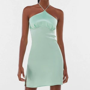 Satin klänning 💚💚 - Satin klänning med öppen rygg från Bershka. Jag är 166 cm lång och den passar perfekt på mig. Säljer för ja inte får användning för den. Nypris 199kr säljer för 99kr 💚