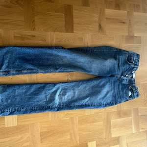 Zara mid rise straight  - Säljer dessa populära mid rise straight jeansen från Zara då de är försmå för mig!💕 Mycket bra skick.  Storlek 34 men passar mig som är en 36 också. Pris+frakt!