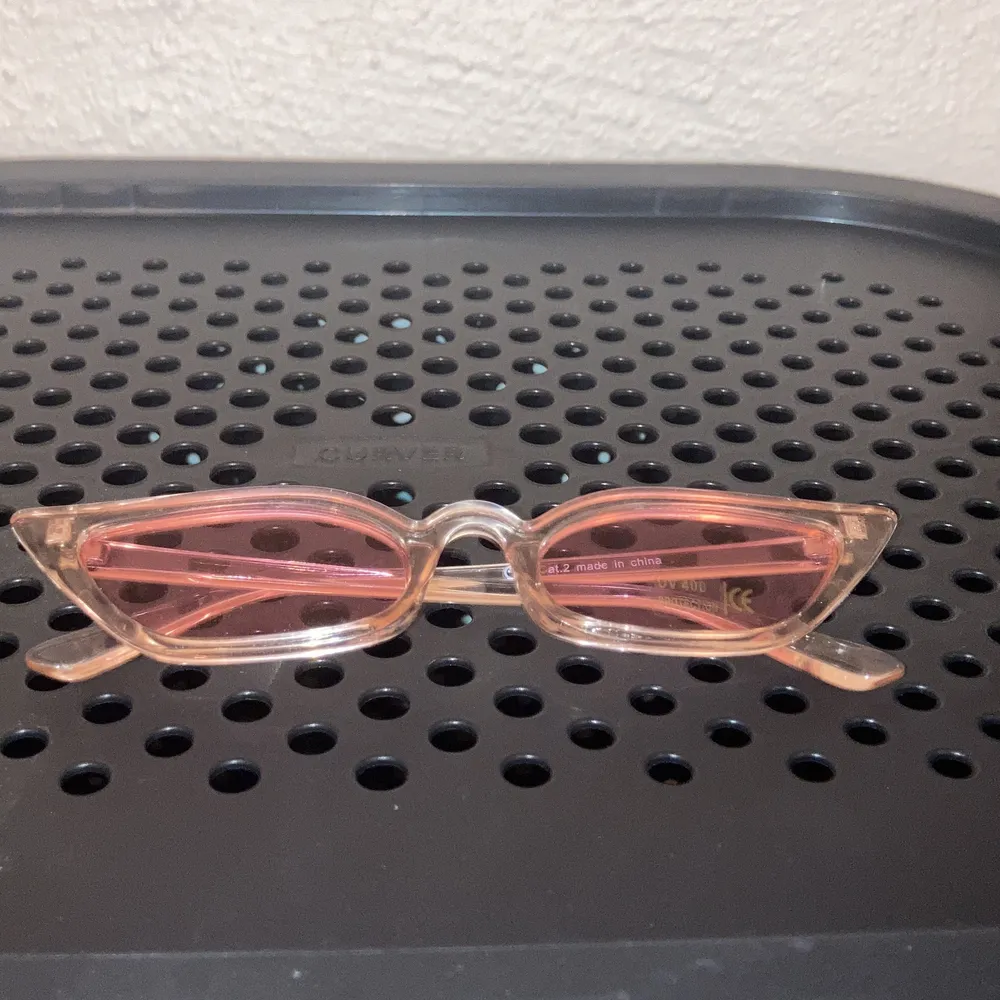 Rosa glasögon. Aldrig använt, inte min stil. köparen står för frakten💕. Accessoarer.