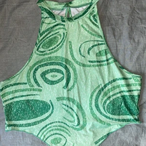 Topp - Oanvänd  top i storlek 2XL men är mindre i storleken och passar bäst på en storlek L-XL