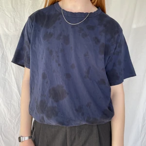 Tie dye tröja 🤝 - Mörkblå och svart tie dye tröja i strl 38. Sitter supersnyggt! Köparen står för frakten. 🙌