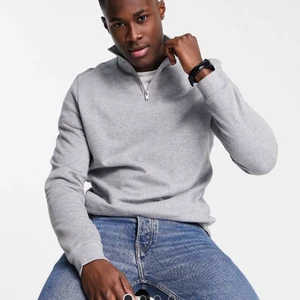 half zip  - säljer en half zip då den aldrig kommit till användning på grund av fel storlek, det är storlek XS men passar även S💞