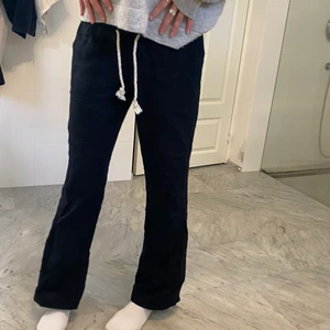 Roxy Linnebyxor - Svarta Roxy linnebyxor. Helt oanvända. Säljer pga att jag hade velat ha dom lite längre. (Köp direkt för 470+frakt)