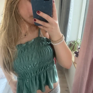 Sötaste toppen❣️ - Sötaste toppen perfekt nu till sommaren!!💘💘 Den är från zara och bara använd fåtal gånger💋 Det står att den är i storlek M men jag skulle säga att den passar någon i xs-s😚💞