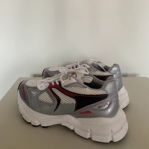 Axel Arigato Marathon Runner  - Axel Arigatos populära sneakers i modellen Marathon Runner. I princip aldrig använda, endast en kort stund inomhus. Storlek 38. Orginalpris 2600kr