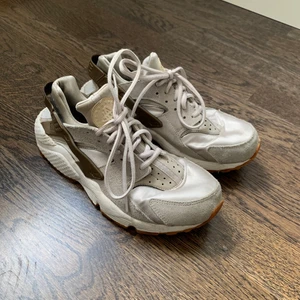 Nike Huarache beige  - Beautiful Nike Huaraches, size is 42 but the fit is very small - I have usually 40 and they fit me. Unfortunately the inner sole is missing, hence I’ll be selling them for less :) they have been worn, but are quite clean still. 