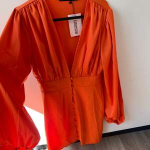 ⚠️ JUST NU 20% på alla mina annonser !!⚠️  En oanvänd orange klänning från Missguided, säljer för 240:-. Köparen står för frakten.