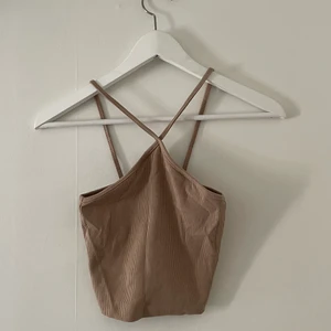 Zara topp - Ribbad crop topp från Zara i beige. Aldrig använd. Storlek S. Skriv för bilder med toppen på, för bättre bild av passform. Säljer för 50kr + frakt (frakten kan variera utöver skrivet pris).