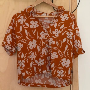 orange skjorta - skön orange skjorta med vitt mönster från vans! fick den av en kompis men har bara använt nått fåtal gånger. 