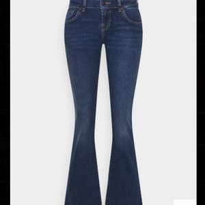 Säljer denna super fina ltb jeans i modellen roxy!💓💓 Dom är använda men i väldigt bra sick. Storlek W27 L34🫶🫶❤️ Slutsålda i många storlekar!!