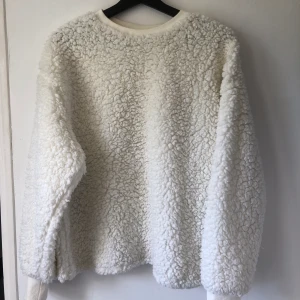 Fluffig tröja - En vit fluffig tröja från H&M i storlek M/L. Frakt tillkommer📦