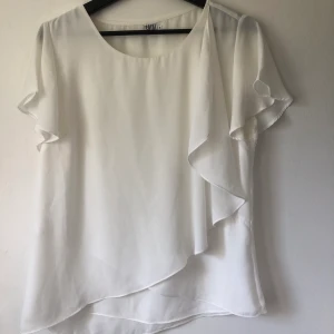 Blus - En vit blus i storlek M. Använd ett fåtal gånger. Frakt tillkommer📦