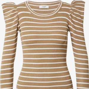 JDY randig beige volang tröja - Helt ny inte använd, köpt på asos, original pris 350kr.  inte nopprig och inga fläckar. Står inte för frakt!❤️