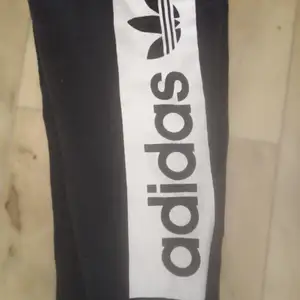 Adidas leggings med texten 