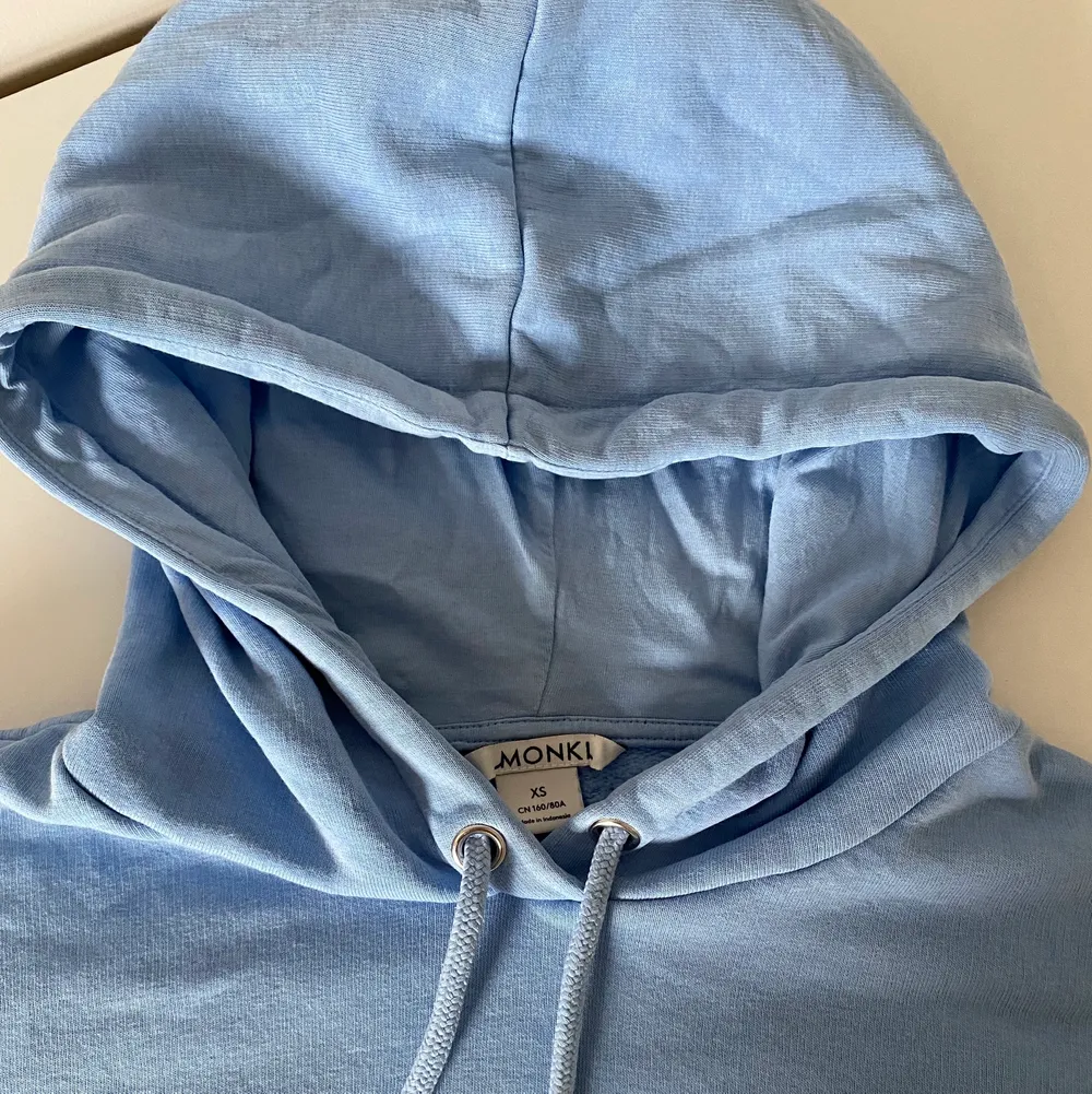 Superfin hoodie i en perfekt blå färg från monki. Säljer då den inte kommer till användning längre 🤍 storlek xs, säljer för 120kr + frakt. Hoodies.