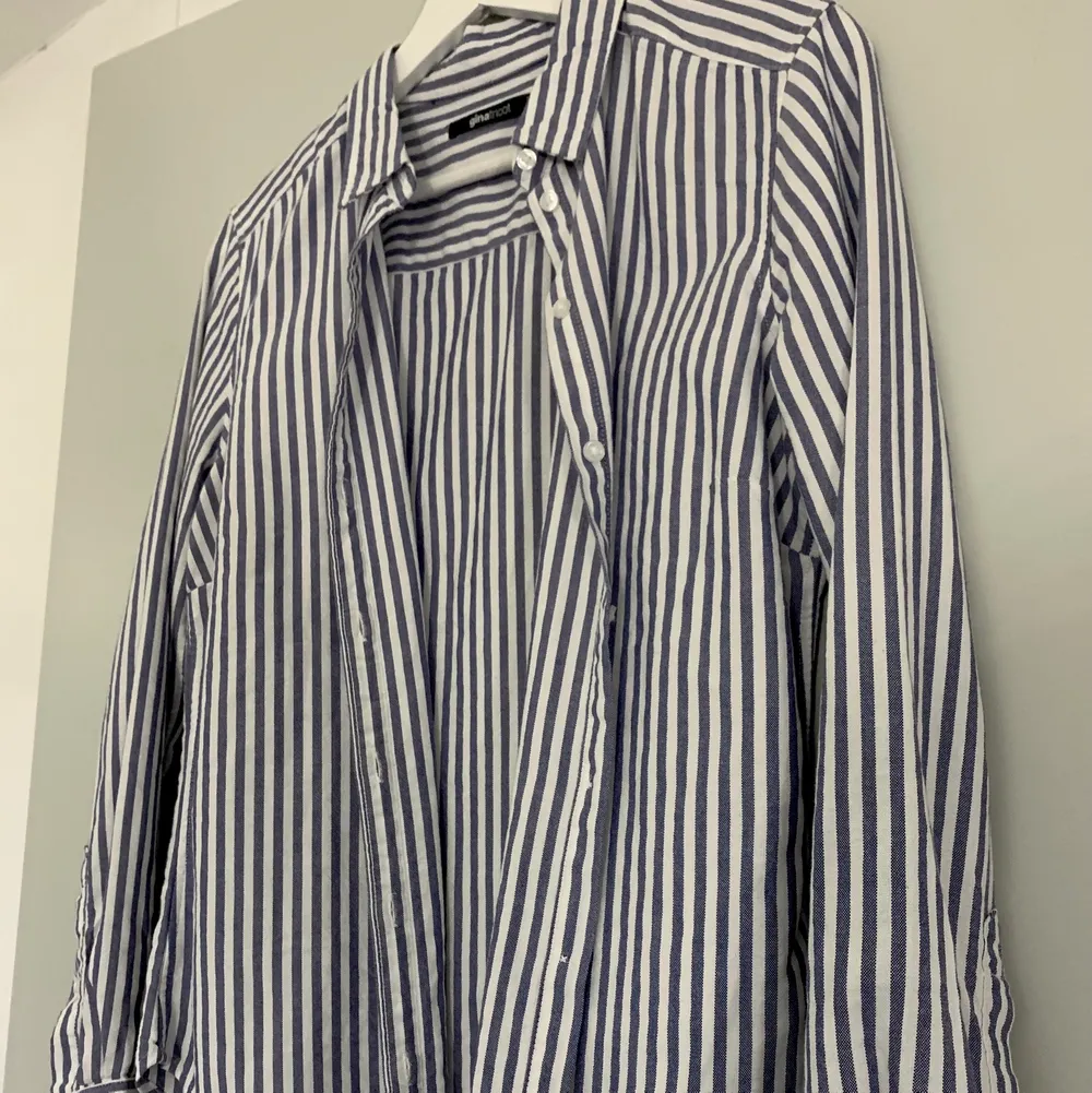Blåvit-randig skjorta i storlek 36, från Gina Tricot. Använd fåtal gånger, men fortfarande i fint skick🥰. Skjortor.