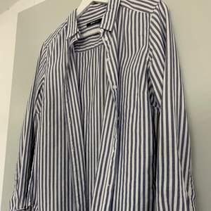 Blåvit-randig skjorta i storlek 36, från Gina Tricot. Använd fåtal gånger, men fortfarande i fint skick🥰