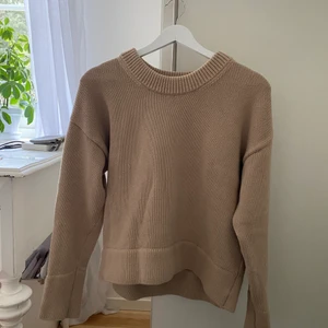 & Other Stories stickad tröja - Jättefin beige stickad tröja från & Other Stories. Älskar denna, men har inte fått så mycket användning för den på senaste tiden. Köparen står för frakten på 66 kr. 💕