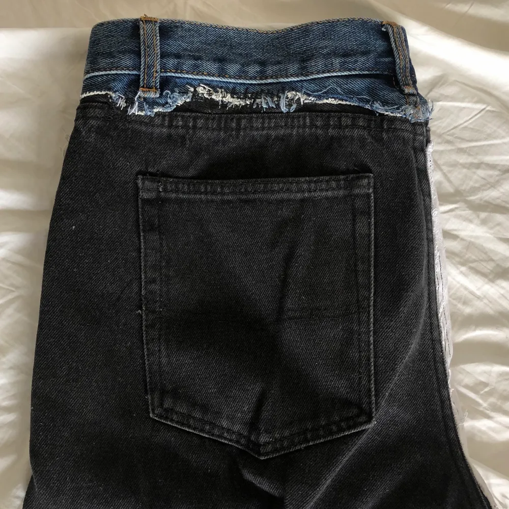 Unika jeans, märket är ”från Ö till A”. Står ingen storlek men de har midjemåttet ca 82 cm. Sitter lågmidjat på mig som är en S . Jeans & Byxor.