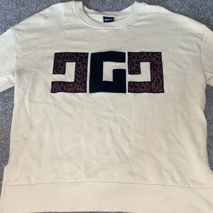 Ginatricot sweatshirt  - Säljer min supersöta sweatshirt från ginatricot då jag har för mycket kläder och den bara hänger i min garderob utan att bli använd! Superskön och perfekt till en lite kylig sommarkväll (Aldrig använt) 💘💘 Skriv för mer information! 💞