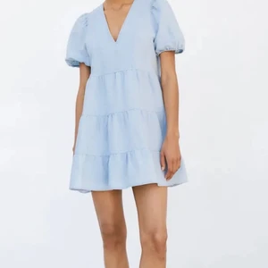 Zara klänning  - Säljer denna super söta blåtvättade klänningen från zara! Köpt förra sommaren och bara andvänd ett fåtal gånger, storlek S!😍❤️