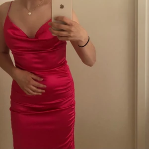 Sommarklänning  - Jätte fin rosa klänning med ett skönt material🌸 Från H&M i storlek S men passar även för de med XS! Passar perfekt till sommaren:) GRATIS FRAKT