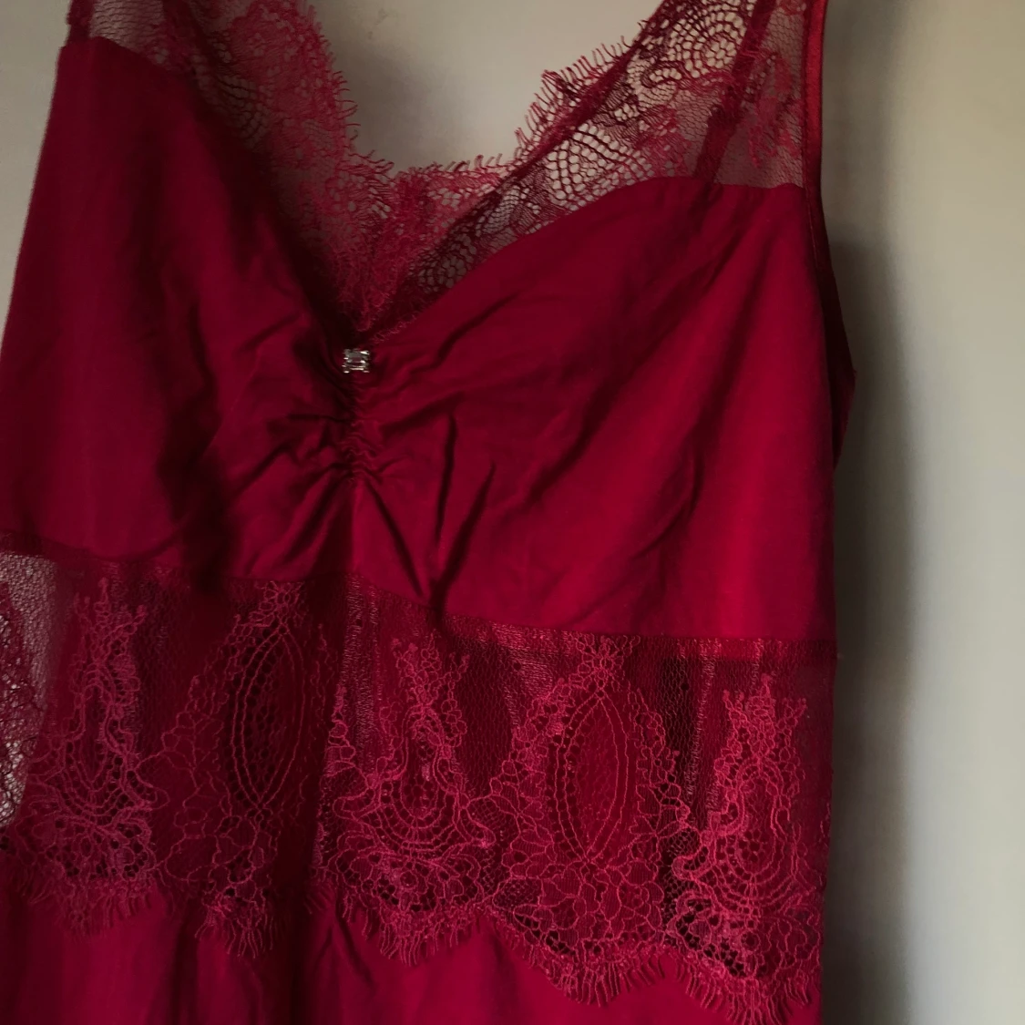 EN FINN MÖRK ROSA/ RÖD KLÄNNING  - 90