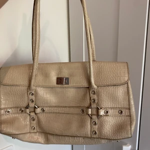 Vintageväska - Vintage väska i välanvänt skick, därav priset. Köot second hand. Kan frakta eller mötas.