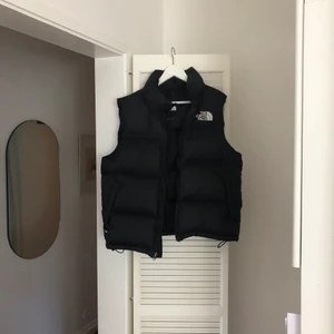 The North Face Väst - Jätte snygg The North Face väst i storlek M. Den är knappt använd, kanske är använd 5-10 ggr. Västen är i bra skick och är inte solblekt.                                                              Köpt för 2600:-                                                                                                                                     Vid mer frågor skriv privat